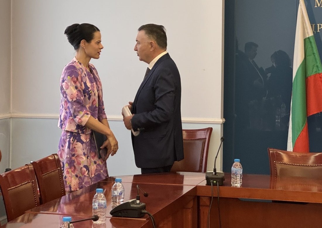 Кметът на Карлово настоя пред здравния министър за спешни мерки в подкрепа на общинските болници - По света и у нас - БНТ Новини