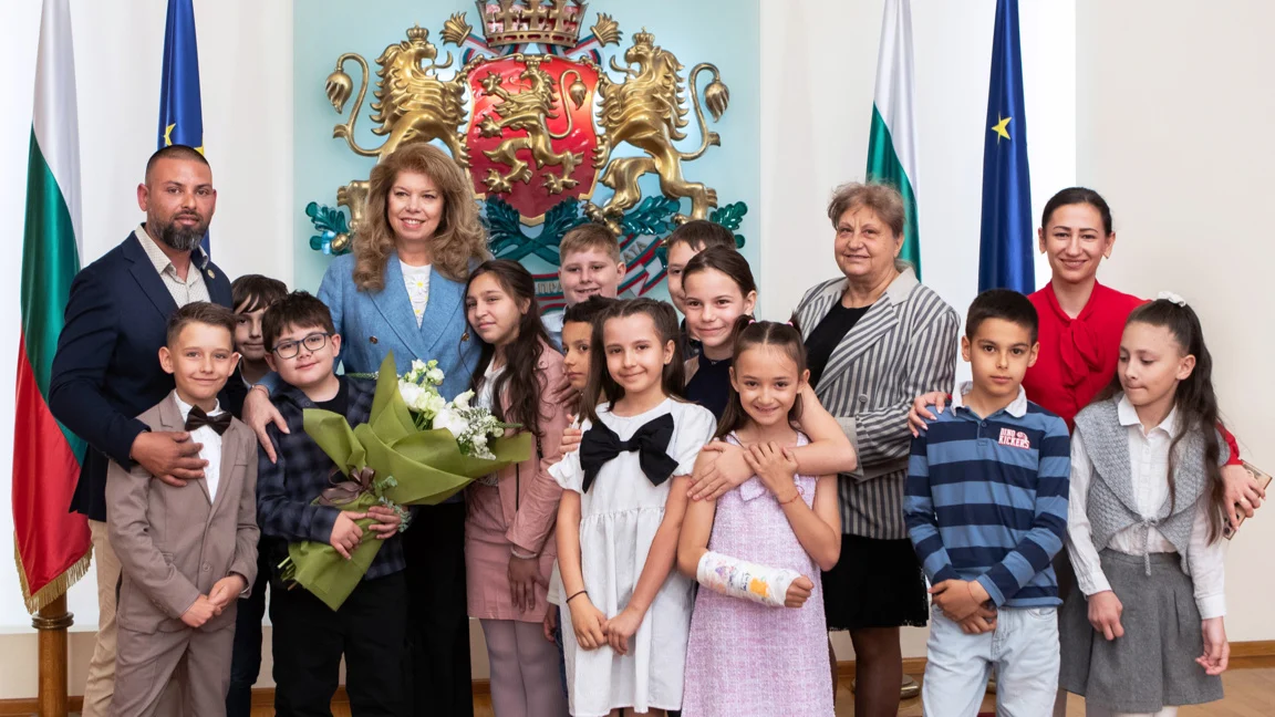 В навечерието на 24 май президентът Илияна Йотова посрещна ученици от ОУ „Найден Геров“