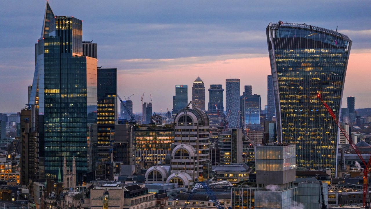 Великобритания говори за AI суверенитет, но купува американски технологии