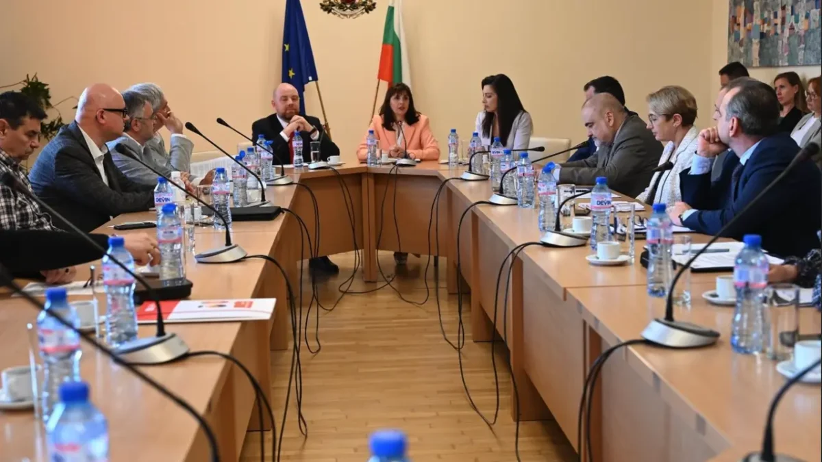 Министър Наталия Ефремова обсъди развитието на пазара на труда със социалните партньори