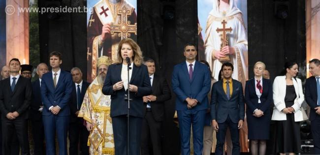 Президентът Йотова в Пазарджик: България е богата със славна история, амбиции и таланти, трябва да се сплотим и в общност